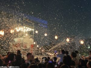 夏の夜空に吹き荒れる泡の吹雪　ミーモアミサト「泡あわ×ボンBON 2023」三郷市