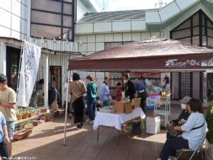 八潮市鶴ケ曽根で行われた「ツルマルシェ」 多くの方が色んなハンドメイドやフードを楽しまれてました
