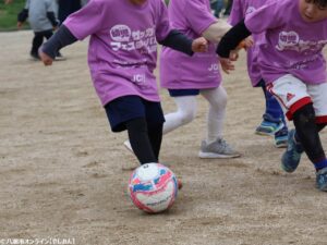 ボールを追いかける笑顔溢れる一日 – 八潮青年会議所主催、幼児サッカーフェスティバルが開催