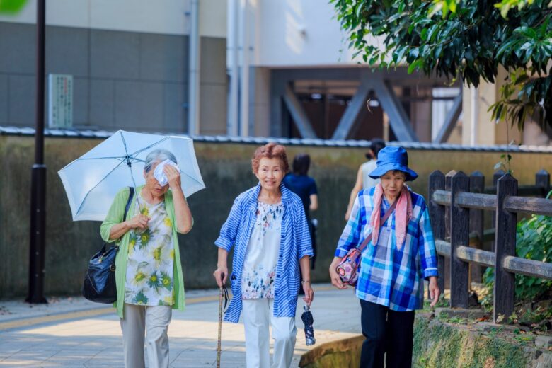 屋外　高齢者　夏