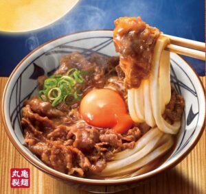 丸亀製麺、秋限定「月見メニュー」登場！「焼きたて牛すき釜玉うどん」＆新作「粗挽き肉チーズ釜玉うどん」発売