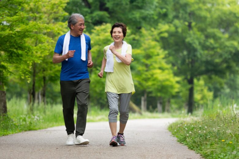 運動するシニア夫婦