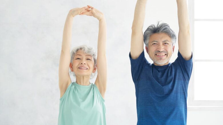 運動するシニア夫婦