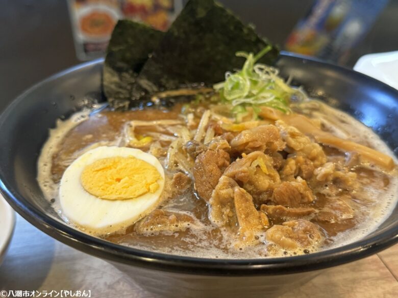 八潮駅近くで、にんにく味噌ラーメンや魚介豚骨ラーメンが楽しめる「しちりん」の昼の顔「麺屋 ともろう」が話題