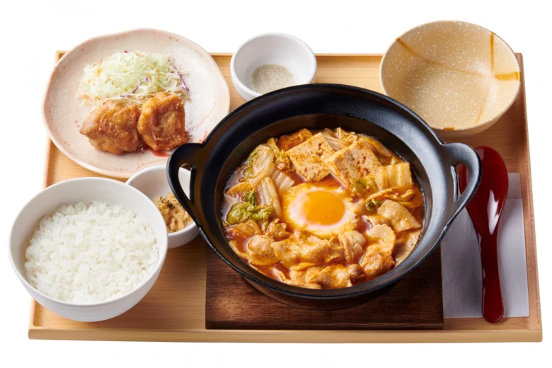 やよい軒「辛旨チゲとから揚げの定食」が新登場！温かいスープとジューシーなから揚げで体も心もほっこり