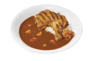 すき家の新作「炭火焼きほろほろチキンカレー」登場！豪快チキンとスパイスの旨みを堪能