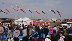 中川に舞う春の風物詩！中川八潮フラワーパークで、鯉のぼりの掲揚開催