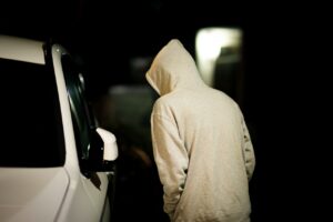 フードを被った　男　自動車　盗難
