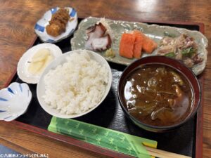 地元に愛される昭和の炉端焼き「季節料理 八潮路」—八潮市大曽根で味わう刺身定食ランチ