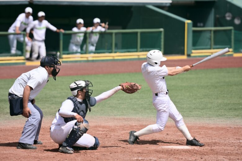 高校野球の試でヒットを打つバッター