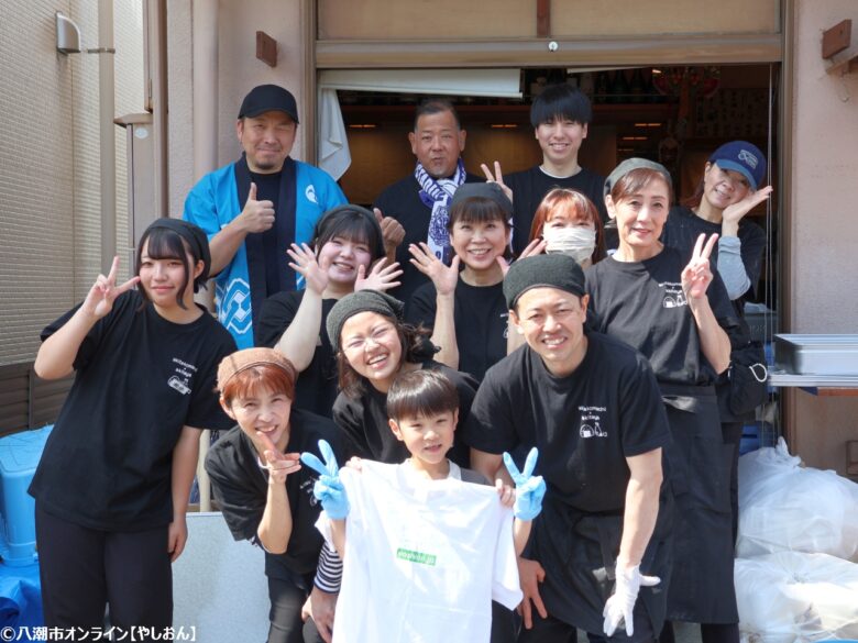 餅つきで祝う3周年！「食事処 秋田や」の温かい感謝イベントに多くの来場者が笑顔
