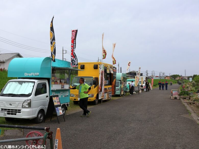 ライダーの聖地「cafeはらっぱ」主催、キッチンカーや大道芸も楽しめる春の恒例イベント 2025年4月20日（日）、埼玉県八潮市の中川やしおフラワーパークにて、「第三回カブミーティング春『ハラミ』」が開催されました。本イベントは、八潮市大瀬にあるライダーに人気のカフェ「cafeはらっぱ」が主催する、バイク愛好者向けの集いです。 当日は天候にも恵まれ、125cc以下のバイク（スクーターを含む）および125cc以下の車体をベースとしたバイクを対象に、実に400台を超えるバイクが会場に集結。東京近郊からも多くのライダーが訪れ、春の陽気の中で愛車を囲んだ交流が盛んにおこなわれました。