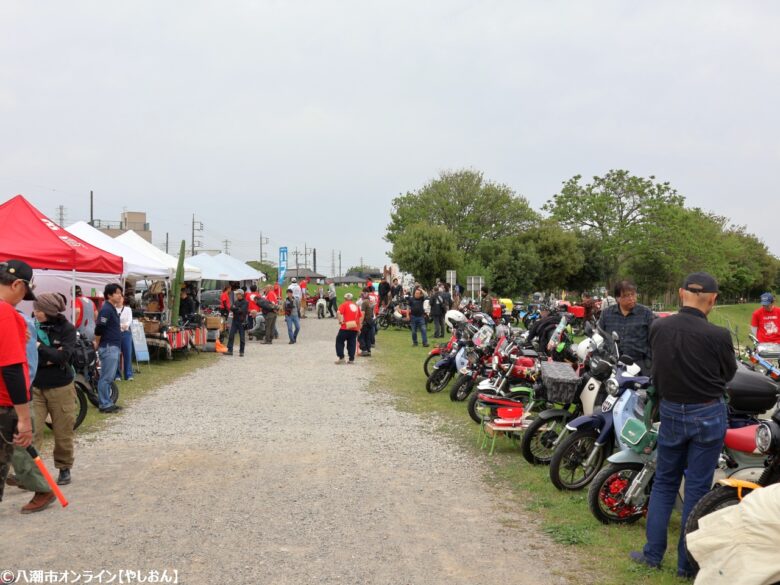 ライダーの聖地「cafeはらっぱ」主催、キッチンカーや大道芸も楽しめる春の恒例イベント 2025年4月20日（日）、埼玉県八潮市の中川やしおフラワーパークにて、「第三回カブミーティング春『ハラミ』」が開催されました。本イベントは、八潮市大瀬にあるライダーに人気のカフェ「cafeはらっぱ」が主催する、バイク愛好者向けの集いです。 当日は天候にも恵まれ、125cc以下のバイク（スクーターを含む）および125cc以下の車体をベースとしたバイクを対象に、実に400台を超えるバイクが会場に集結。東京近郊からも多くのライダーが訪れ、春の陽気の中で愛車を囲んだ交流が盛んにおこなわれました。