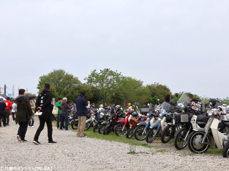 ライダーの聖地「cafeはらっぱ」主催、キッチンカーや大道芸も楽しめる春の恒例イベント 2025年4月20日（日）、埼玉県八潮市の中川やしおフラワーパークにて、「第三回カブミーティング春『ハラミ』」が開催されました。本イベントは、八潮市大瀬にあるライダーに人気のカフェ「cafeはらっぱ」が主催する、バイク愛好者向けの集いです。 当日は天候にも恵まれ、125cc以下のバイク（スクーターを含む）および125cc以下の車体をベースとしたバイクを対象に、実に400台を超えるバイクが会場に集結。東京近郊からも多くのライダーが訪れ、春の陽気の中で愛車を囲んだ交流が盛んにおこなわれました。