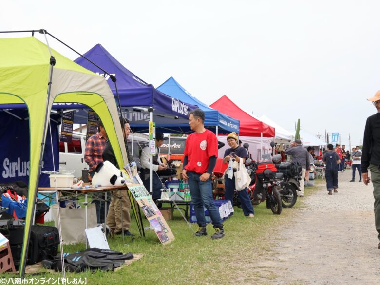 ライダーの聖地「cafeはらっぱ」主催、キッチンカーや大道芸も楽しめる春の恒例イベント 2025年4月20日（日）、埼玉県八潮市の中川やしおフラワーパークにて、「第三回カブミーティング春『ハラミ』」が開催されました。本イベントは、八潮市大瀬にあるライダーに人気のカフェ「cafeはらっぱ」が主催する、バイク愛好者向けの集いです。 当日は天候にも恵まれ、125cc以下のバイク（スクーターを含む）および125cc以下の車体をベースとしたバイクを対象に、実に400台を超えるバイクが会場に集結。東京近郊からも多くのライダーが訪れ、春の陽気の中で愛車を囲んだ交流が盛んにおこなわれました。