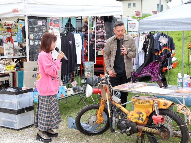 ライダーの聖地「cafeはらっぱ」主催、キッチンカーや大道芸も楽しめる春の恒例イベント 2025年4月20日（日）、埼玉県八潮市の中川やしおフラワーパークにて、「第三回カブミーティング春『ハラミ』」が開催されました。本イベントは、八潮市大瀬にあるライダーに人気のカフェ「cafeはらっぱ」が主催する、バイク愛好者向けの集いです。 当日は天候にも恵まれ、125cc以下のバイク（スクーターを含む）および125cc以下の車体をベースとしたバイクを対象に、実に400台を超えるバイクが会場に集結。東京近郊からも多くのライダーが訪れ、春の陽気の中で愛車を囲んだ交流が盛んにおこなわれました。