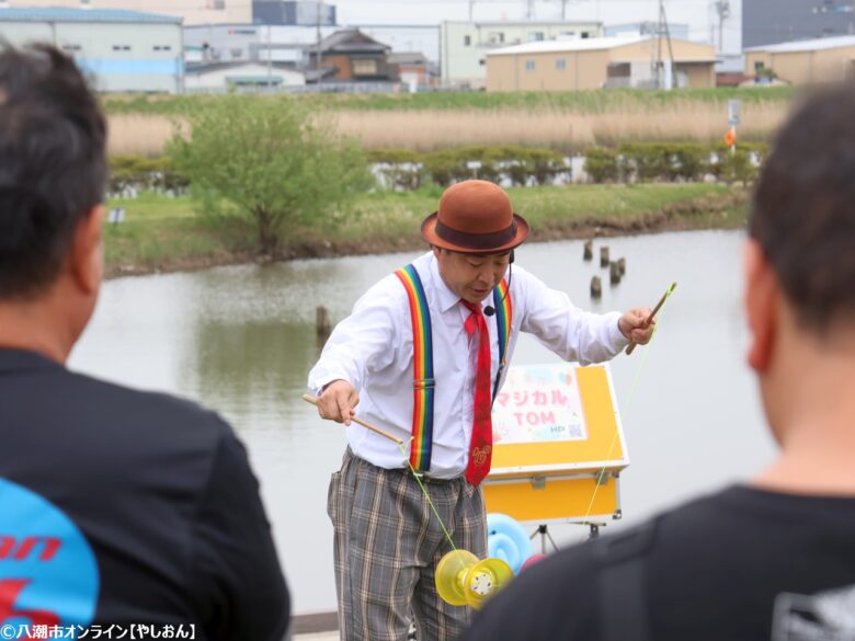 ライダーの聖地「cafeはらっぱ」主催、キッチンカーや大道芸も楽しめる春の恒例イベント 2025年4月20日（日）、埼玉県八潮市の中川やしおフラワーパークにて、「第三回カブミーティング春『ハラミ』」が開催されました。本イベントは、八潮市大瀬にあるライダーに人気のカフェ「cafeはらっぱ」が主催する、バイク愛好者向けの集いです。 当日は天候にも恵まれ、125cc以下のバイク（スクーターを含む）および125cc以下の車体をベースとしたバイクを対象に、実に400台を超えるバイクが会場に集結。東京近郊からも多くのライダーが訪れ、春の陽気の中で愛車を囲んだ交流が盛んにおこなわれました。