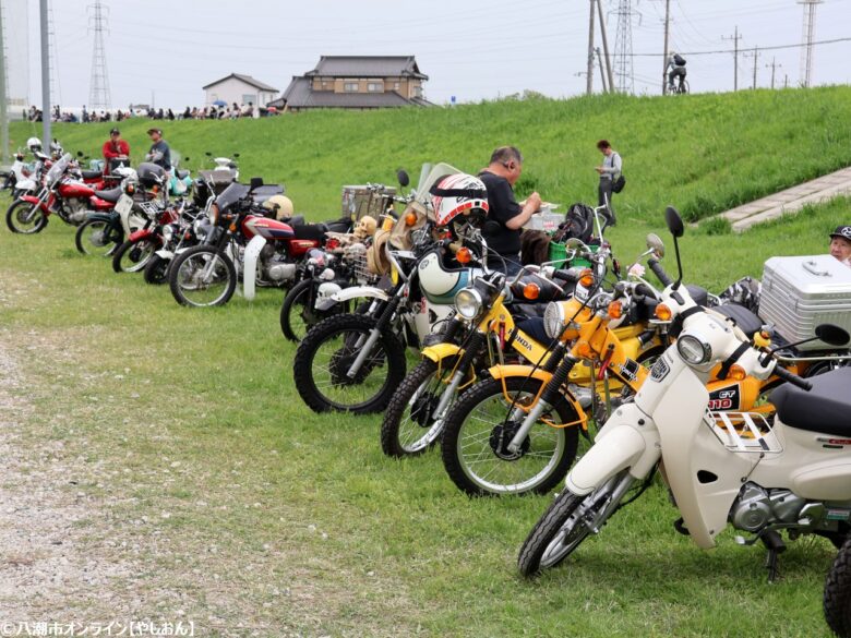 ライダーの聖地「cafeはらっぱ」主催、キッチンカーや大道芸も楽しめる春の恒例イベント 2025年4月20日（日）、埼玉県八潮市の中川やしおフラワーパークにて、「第三回カブミーティング春『ハラミ』」が開催されました。本イベントは、八潮市大瀬にあるライダーに人気のカフェ「cafeはらっぱ」が主催する、バイク愛好者向けの集いです。 当日は天候にも恵まれ、125cc以下のバイク（スクーターを含む）および125cc以下の車体をベースとしたバイクを対象に、実に400台を超えるバイクが会場に集結。東京近郊からも多くのライダーが訪れ、春の陽気の中で愛車を囲んだ交流が盛んにおこなわれました。