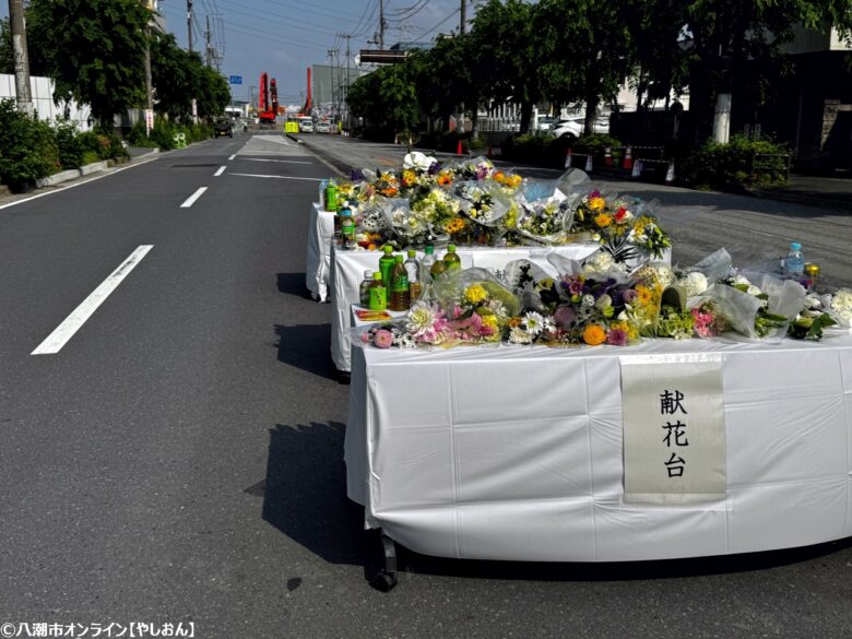 八潮市道路陥没事故現場に献花台設置　静かに手を合わせる市民の姿も