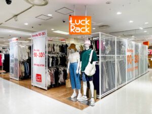 ゲオのオフプライスストア「ラックラック」が草加に登場！ 草加マルイ店のオープンで全国30店舗を達成