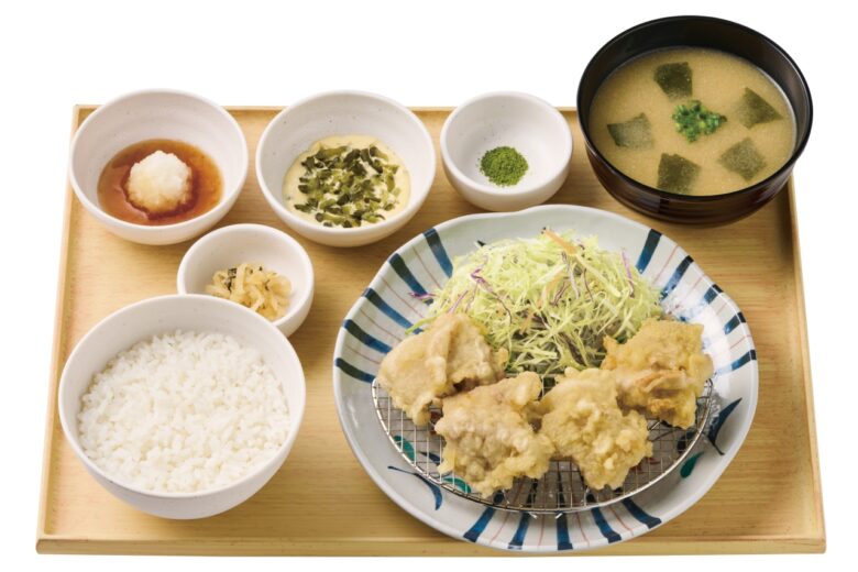 【やよい軒】特撰天ぷら定食が新登場!徳島県産“阿波彩どり”のとり天と北海道産サバ天を味わう贅沢な一皿
