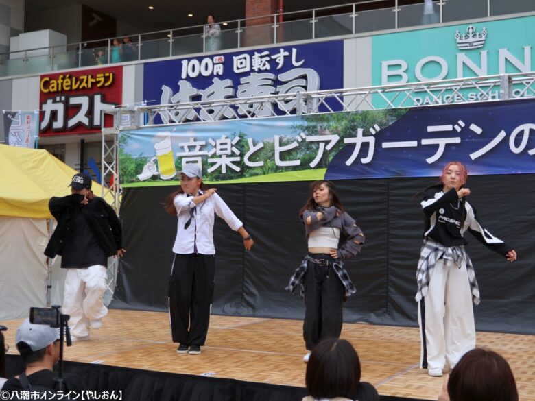 多彩なフード&ドリンクブースとパフォーマンスが集結 大人も子どもも楽しめる週末イベントに初夏の週末に大盛況!フレスポ八潮「音楽とビアガーデンの祭典」が開催されました 2025年5月24日(土)・25日(日)、フレスポ八潮1階平置駐車場にて「音楽とビアガーデンの祭典」が開催されました。地元グルメやクラフトビール、ライブ演奏が一堂に会し、大人から子どもまで幅広い世代が楽しめる週末イベントとなりました。