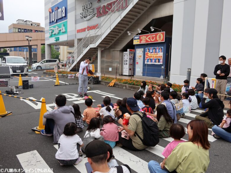 多彩なフード&ドリンクブースとパフォーマンスが集結 大人も子どもも楽しめる週末イベントに初夏の週末に大盛況!フレスポ八潮「音楽とビアガーデンの祭典」が開催されました 2025年5月24日(土)・25日(日)、フレスポ八潮1階平置駐車場にて「音楽とビアガーデンの祭典」が開催されました。地元グルメやクラフトビール、ライブ演奏が一堂に会し、大人から子どもまで幅広い世代が楽しめる週末イベントとなりました。