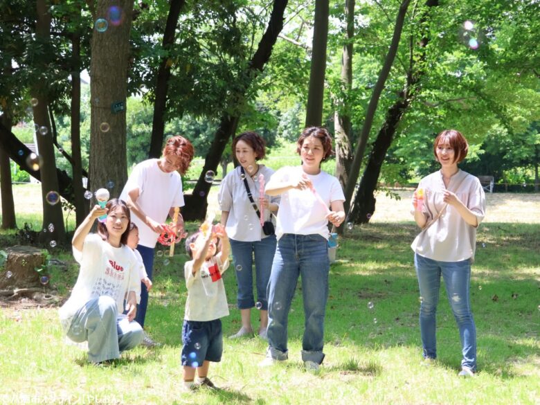 パパも主役に！予約開始20秒で満席となった人気企画、今年もフラワーパークで笑顔満開 笑顔と絆を写真に込めて――さら助産院「父の日ファミリー撮影会」開催 2025年6月7日（土）、中川やしおフラワーパークにて、さら助産院主催の「父の日ファミリー撮影会」が開催されました。本イベントは、毎年父の日の時期にあわせて行われている恒例企画で、さら助産院に来院歴のあるご家族を対象とした特別な一日。初夏の穏やかな気候に恵まれ、緑と花に囲まれた中川やしおフラワーパーク奥にあります「水辺の楽校」の森林の中には、笑顔と家族のぬくもりがあふれていました。