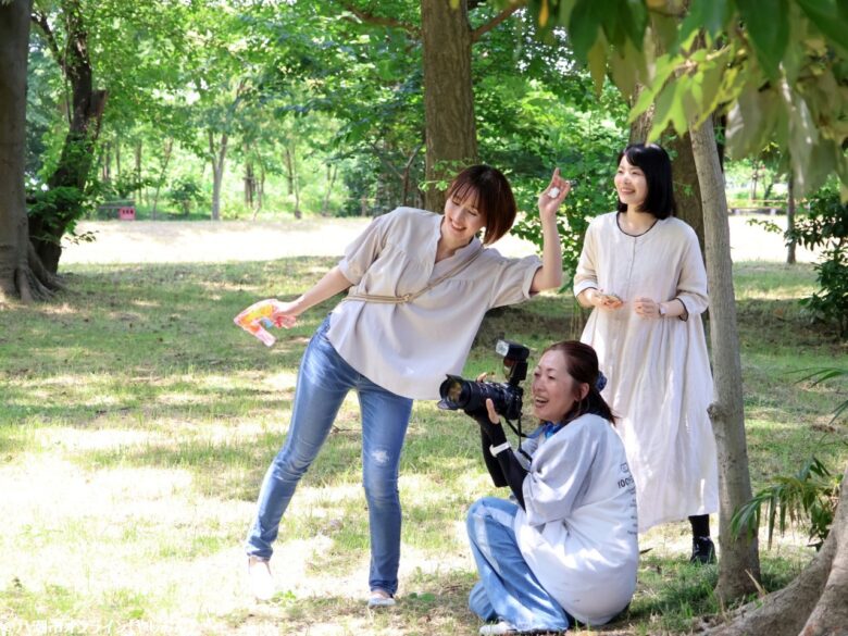 パパも主役に！予約開始20秒で満席となった人気企画、今年もフラワーパークで笑顔満開 笑顔と絆を写真に込めて――さら助産院「父の日ファミリー撮影会」開催 2025年6月7日（土）、中川やしおフラワーパークにて、さら助産院主催の「父の日ファミリー撮影会」が開催されました。本イベントは、毎年父の日の時期にあわせて行われている恒例企画で、さら助産院に来院歴のあるご家族を対象とした特別な一日。初夏の穏やかな気候に恵まれ、緑と花に囲まれた中川やしおフラワーパーク奥にあります「水辺の楽校」の森林の中には、笑顔と家族のぬくもりがあふれていました。