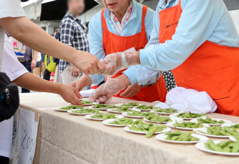 晴天の下、大盛況!やしお枝豆即売会と特産品販売会を開催