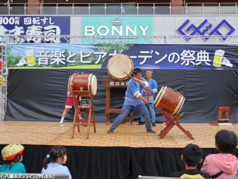 多彩なフード&ドリンクブースとパフォーマンスが集結 大人も子どもも楽しめる週末イベントに初夏の週末に大盛況!フレスポ八潮「音楽とビアガーデンの祭典」が開催されました 2025年5月24日(土)・25日(日)、フレスポ八潮1階平置駐車場にて「音楽とビアガーデンの祭典」が開催されました。地元グルメやクラフトビール、ライブ演奏が一堂に会し、大人から子どもまで幅広い世代が楽しめる週末イベントとなりました。