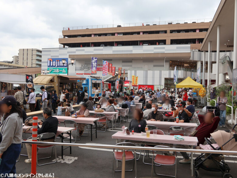多彩なフード&ドリンクブースとパフォーマンスが集結 大人も子どもも楽しめる週末イベントに初夏の週末に大盛況!フレスポ八潮「音楽とビアガーデンの祭典」が開催されました 2025年5月24日(土)・25日(日)、フレスポ八潮1階平置駐車場にて「音楽とビアガーデンの祭典」が開催されました。地元グルメやクラフトビール、ライブ演奏が一堂に会し、大人から子どもまで幅広い世代が楽しめる週末イベントとなりました。