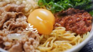 吉野家初の麺メニュー「牛玉スタミナまぜそば」7月4日発売開始！