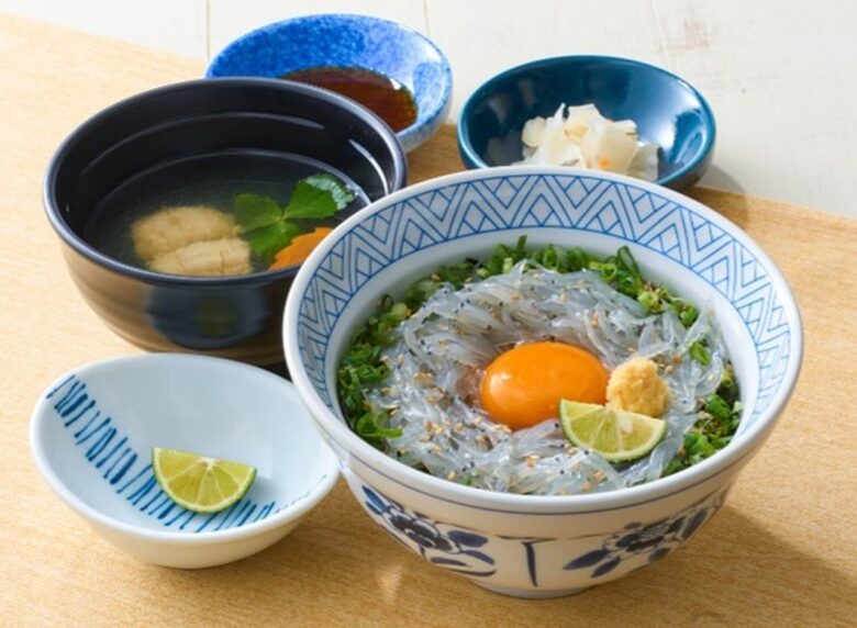 朝獲れ瀬戸内生しらす丼（鱧のお吸い物・お新香付き）