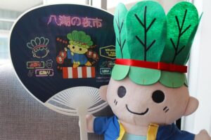 八潮夜市で限定「こまちゃんうちわ」配布　雨水タンク補助金PRも同時展開