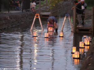八潮市伊草で「伊草町灯ろう流し」と初開催「Yashio伊草マルシェ」 幻想的な灯りと食・音楽・アートが融合