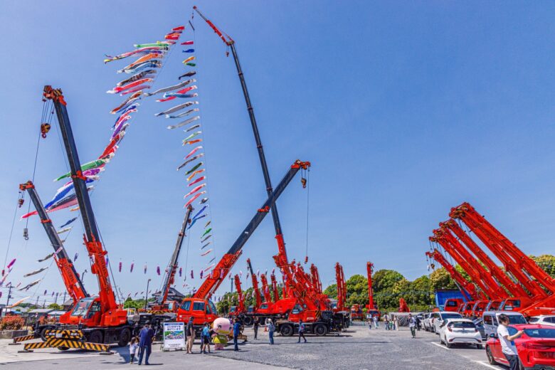 吉川の空を泳ぐ150匹の「なまずのぼり」 一日限りの地域イベントに400人が来場