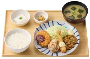 「やよい軒」、人気おかずを一皿に盛り合わせた『やよい合い盛り定食』を期間限定販売