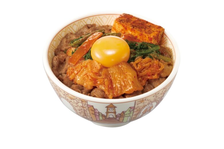 すき家に秋の味覚「月見すきやき牛丼」登場!春菊加わり特製ダレで旨み倍増