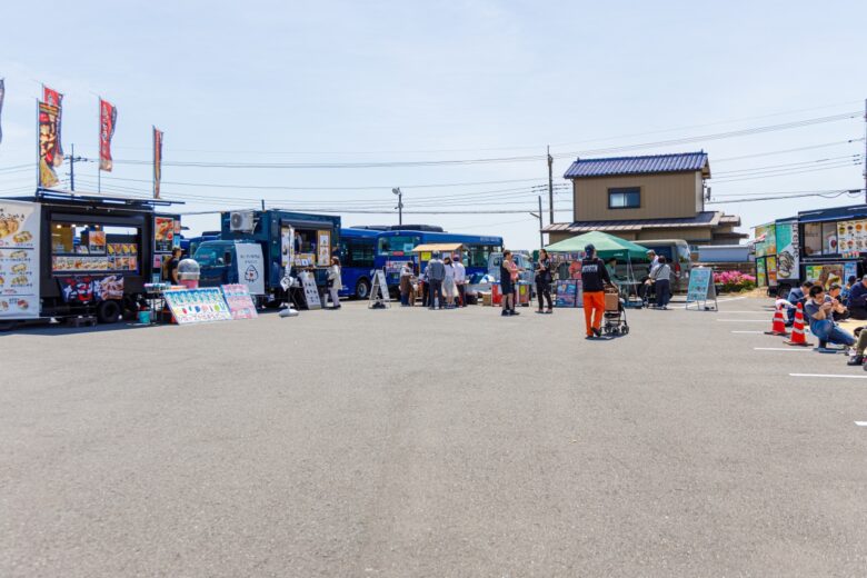 吉川の空を泳ぐ150匹の「なまずのぼり」 一日限りの地域イベントに400人が来場