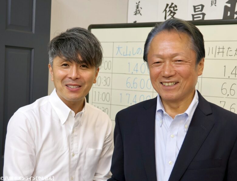 4期目の当選を果たした大山氏(右)と宇田川県議(左)