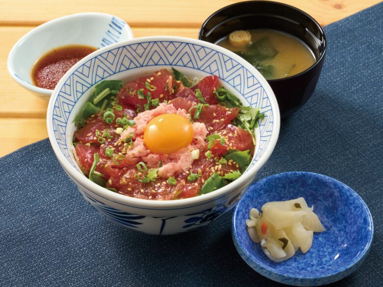 かつおとねぎとろの月見ユッケ丼