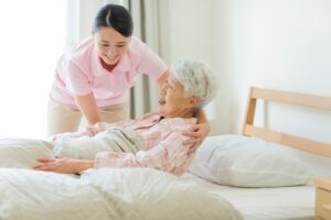 八潮市で「歳末慰問品贈呈事業」を実施　高齢者や子育て世帯を支援