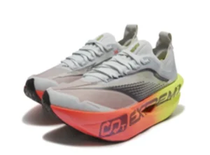 Flame 4 Breakthrough ランニングシューズ