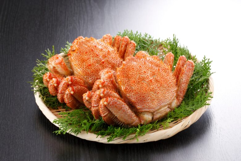 笊に盛ったボイル毛蟹　黒背景