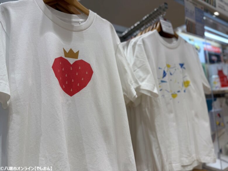 企業ブランディングを得意とする「CLAP」と、ハンドプリントによる「YUMITAKEUCHI」の作品は、シンプルでいて独創的。