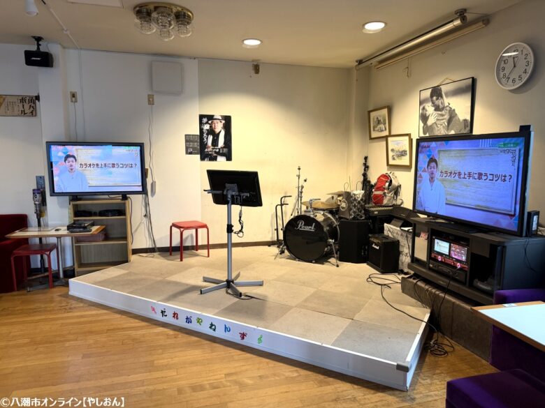 本格的なステージセットと大型モニターがそろい、歌いやすさ抜群。ドラムセットも置かれ、ちょっとしたライブにも対応できます。・ステージはしっかりとした作りで、歌う人も見る人も楽しめるつくりになっています。