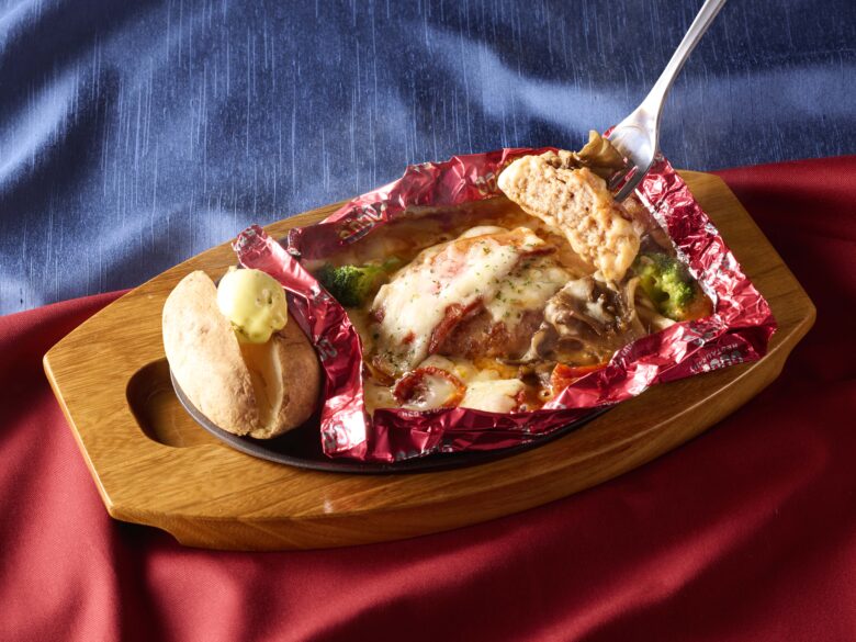 とろけるチーズが主役！ココス「今月のグルメ～12月～」に包み焼き＆オーブン焼きが登場