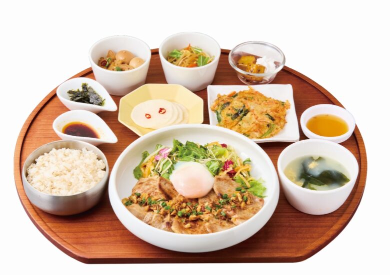 彩野菜と豚カルビセット（温玉添え）