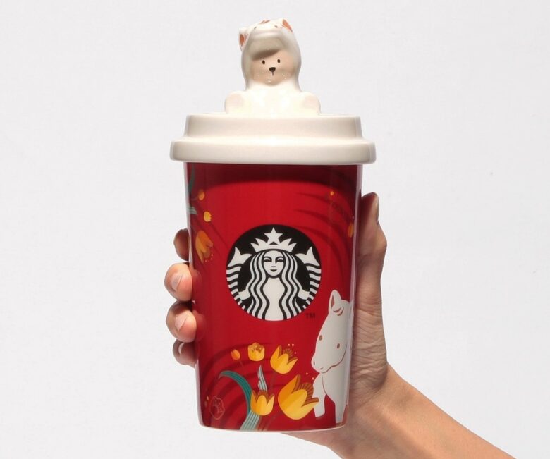 スタバのニューイヤーグッズ2026登場　干支「うま」モチーフのマグやベアリスタを発売開始